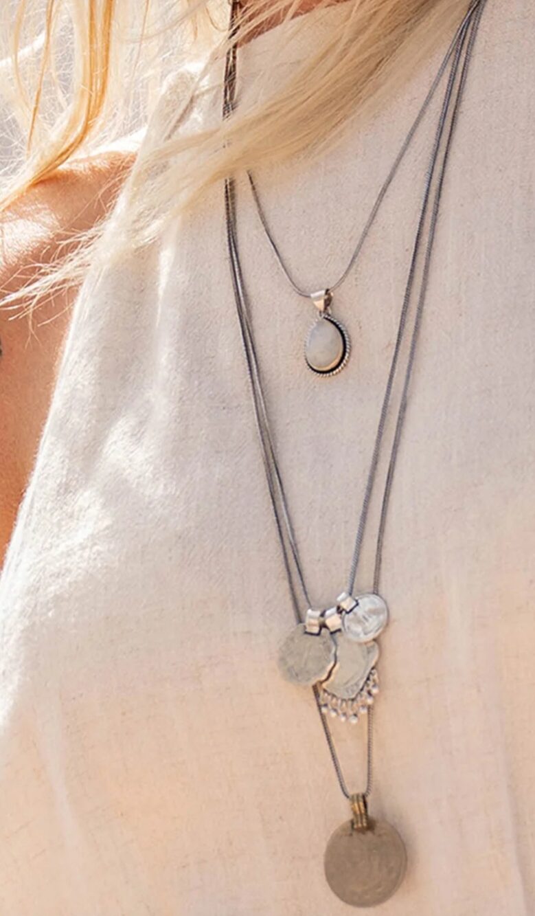 Triple coin necklace, moost wanted