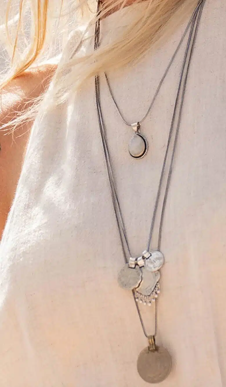 Triple coin necklace, moost wanted