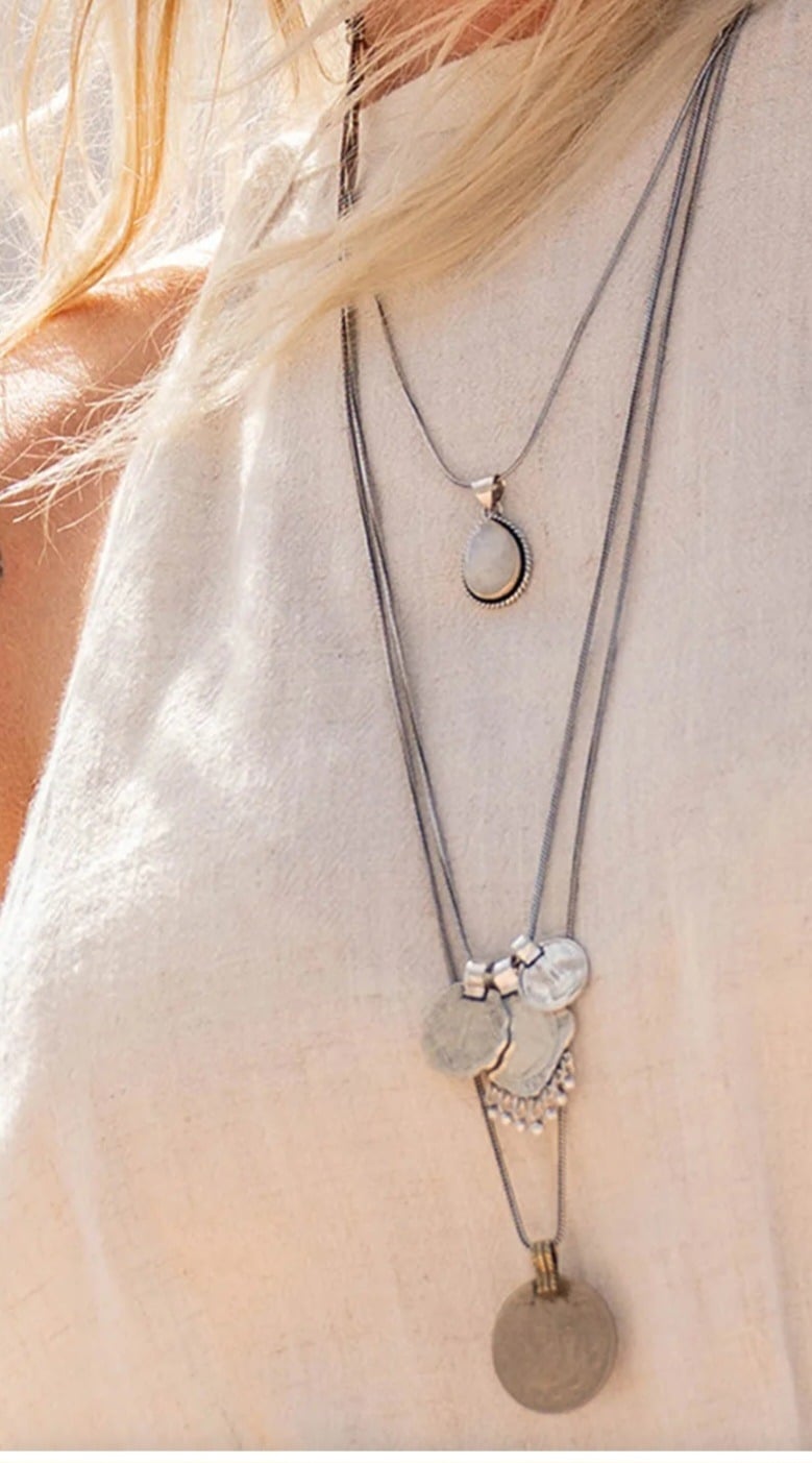 Triple coin necklace, moost wanted